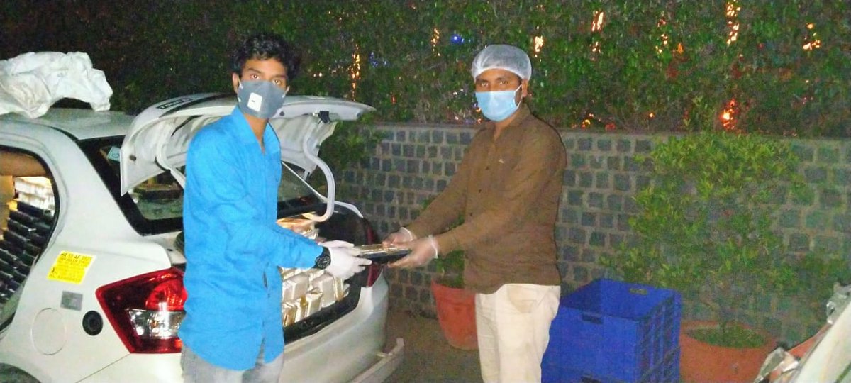 ccoi_1947's tweet photo. #CoronaCareByCCI 5th April, 2020
#LetsFeedThePoor #FeedTheNeedy #IndiaFightsCorona 
Dinner food packets handed over to the volunteers of  @iyrcngo for distribution to the needy persons in Kapashera slum community #iyrcfoodrelief.
@AmarUjalaNews @TOIIndiaNews @the_hindu  @bsindia https://t.co/VbEUuRzQ7u