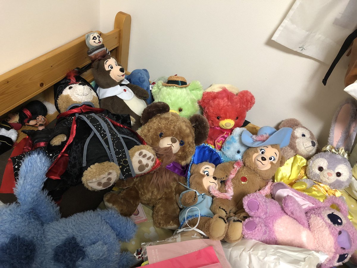 以蔵 こんな時間から部屋の模様替えなうなんだけど 家具の配置を変えるのに散らばってるぬいぐるみ集めた時のクマ率がどんどんやばくなってる気がする クッキーアンとジェラトーニは多分ビーストの下あたりに埋まってる