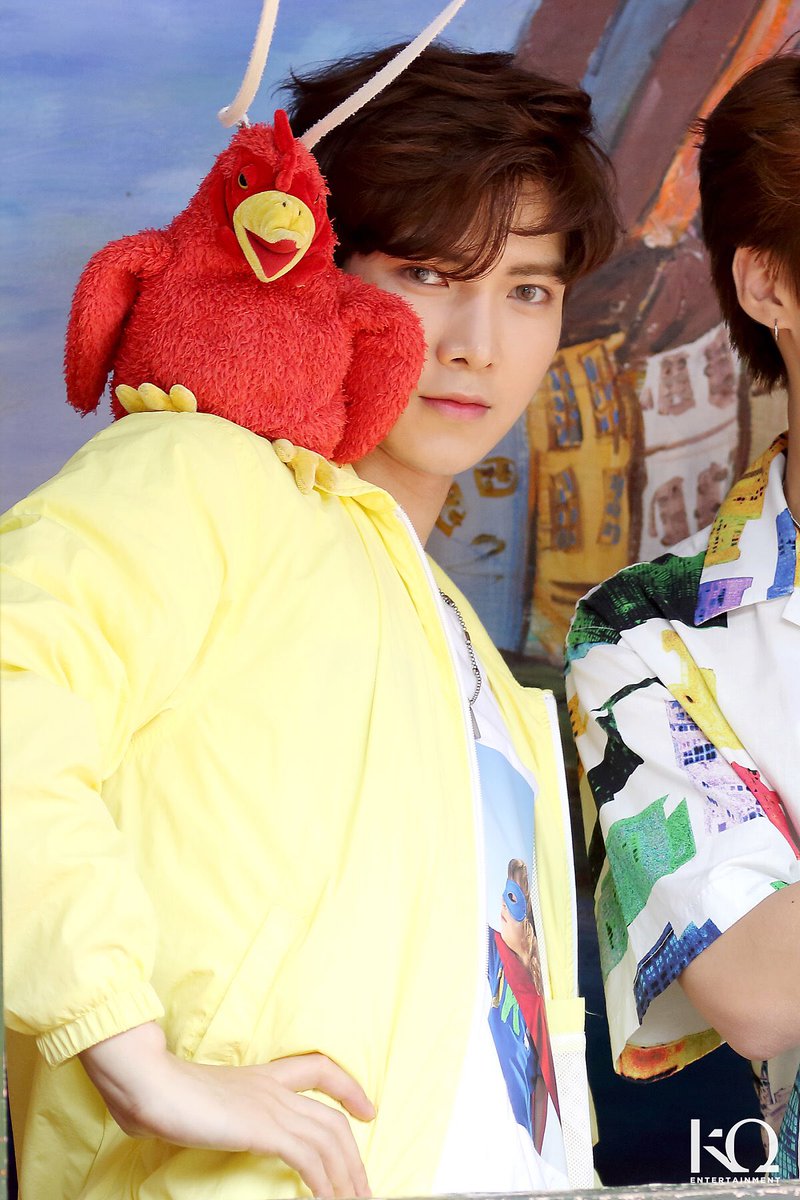 heres yeosang + his sexy ass parrot ft. wooyoung <3