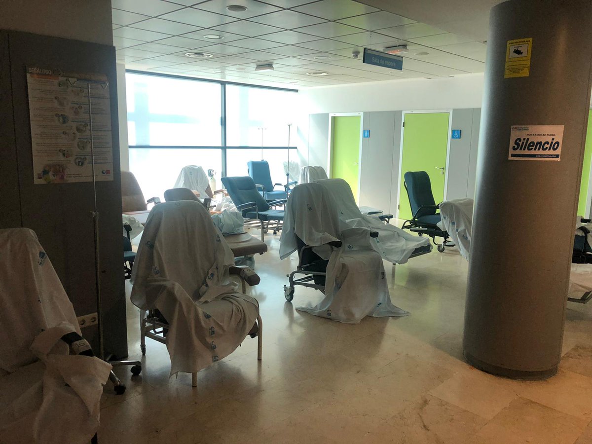 DrJCarrielM's tweet photo. Es la primera vez desde el inicio de la pandemia #COVID19 q la Sala de Urgencias del H. Clínico se ve así. 
Se me saltan las lágrimas! Estamos más cerca.... Vamos 💪🏾💪🏾💪🏾!!! https://t.co/1Xg86Ortqe