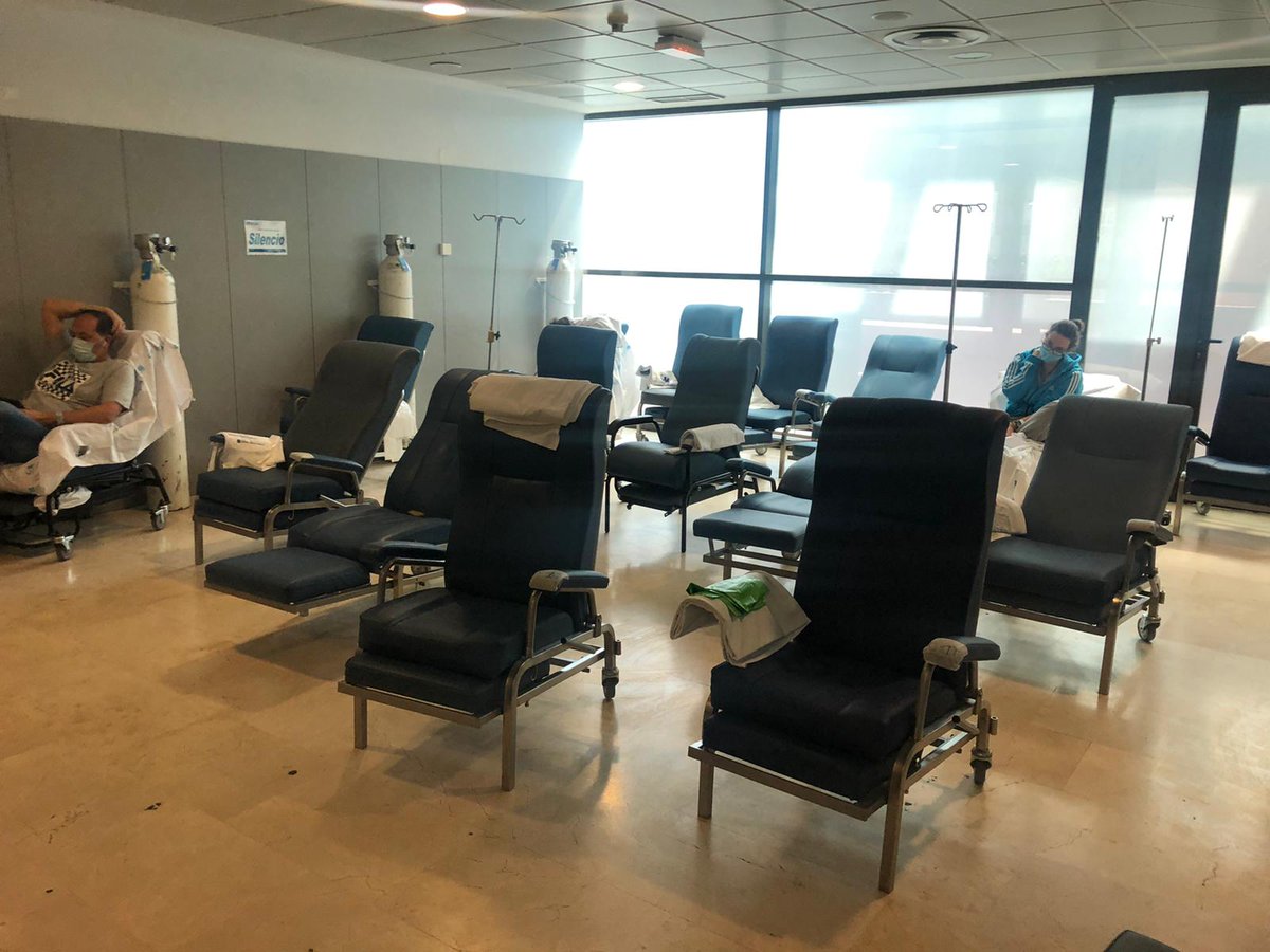 Es la primera vez desde el inicio de la pandemia #COVID19 q la Sala de Urgencias del H. Clínico se ve así. 
Se me saltan las lágrimas! Estamos más cerca.... Vamos 💪🏾💪🏾💪🏾!!!