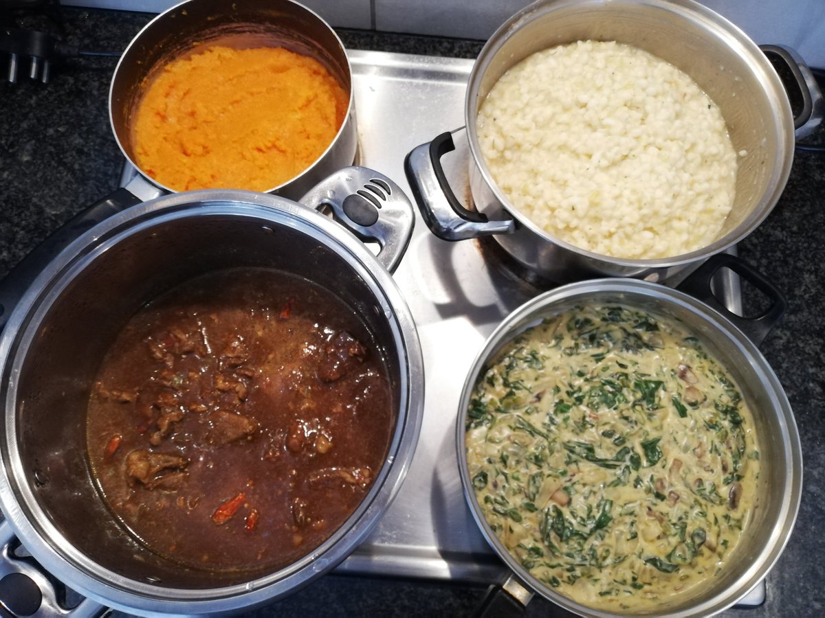wine_savorer's tweet image. On today's several (not 7😂) colours menu: samp, beef stew, butternut, beetroot (not pictured) and creamy spinach😋. #sundaylunch #sevencolours #severalcolours