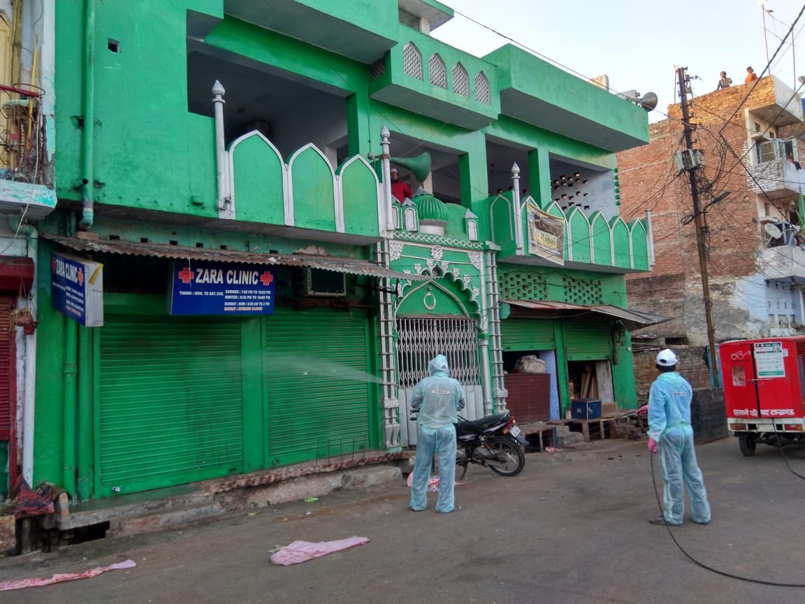 Photographs of Alizan Mosque near Sadar Bazar near Lucknow Cantonment where Military Intelligence found food packets being silently delivered to some non-locals hiding in a mosque. Cops were alerted and prompt action was taken. Area well sanitised by local administration.