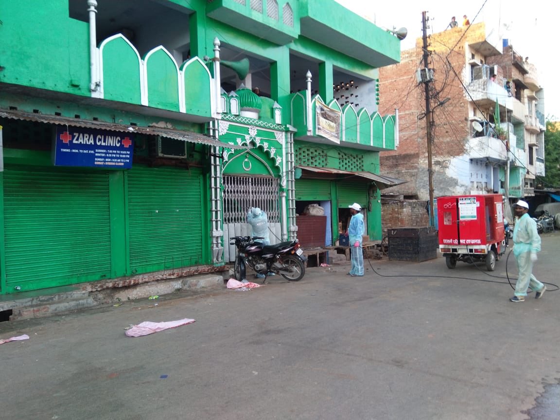 Photographs of Alizan Mosque near Sadar Bazar near Lucknow Cantonment where Military Intelligence found food packets being silently delivered to some non-locals hiding in a mosque. Cops were alerted and prompt action was taken. Area well sanitised by local administration.