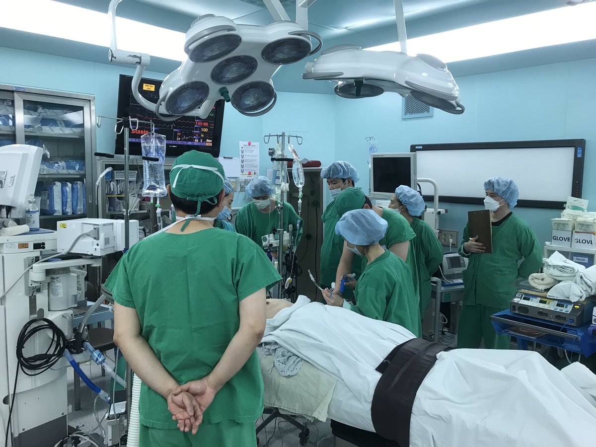 Зүрхийг ❤️бүтэн зогсоож гол судсыг бүтэн солих хагалгаа маань амжилттай~ 👨‍⚕️амьдралынхаа  13 цагийг нэг хөдөлгөөнгүй зогсолтгүй хичээнгүйлэн ажиллаа~ Зүрх ❤️бүхэн эрүүл байг~ 😇 
Сайхан амраарай~