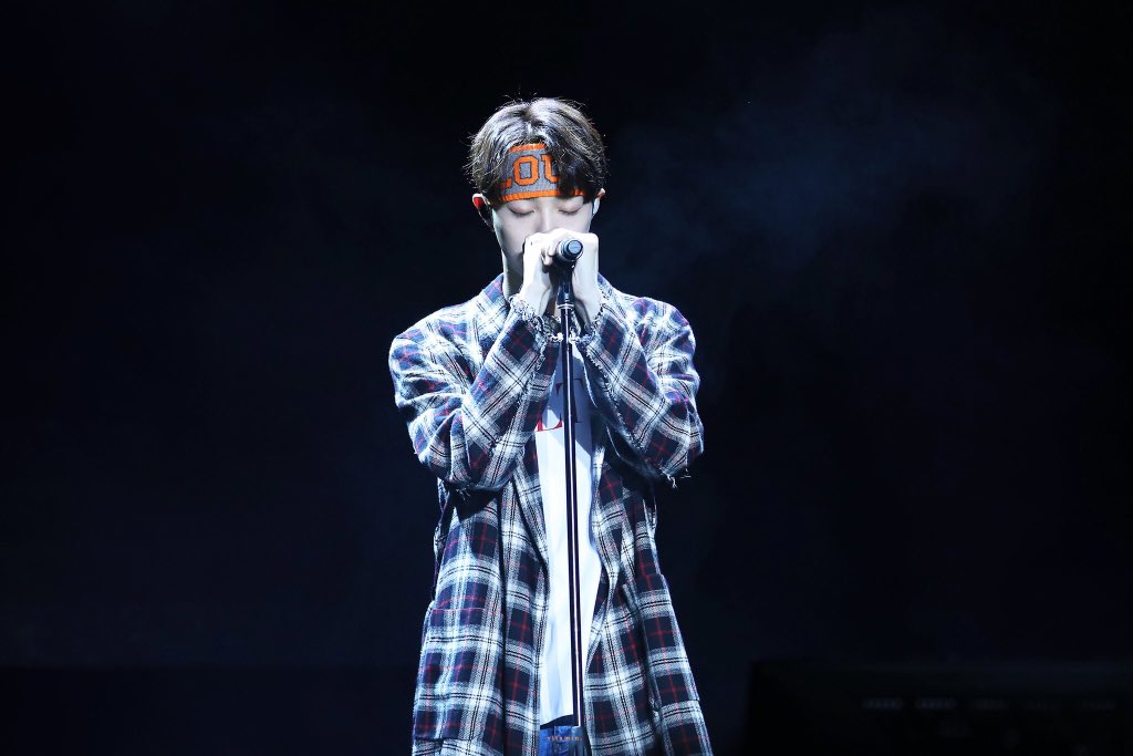 guanIintw's tweet photo. Let You Go is my fav still hehehe the charisma he gives off on that stage even if it’s just him, his voice and a stand mic... legendary 🖤🤩

#LaiKuanlinSongChallenge https://t.co/TmfV1NQrbj