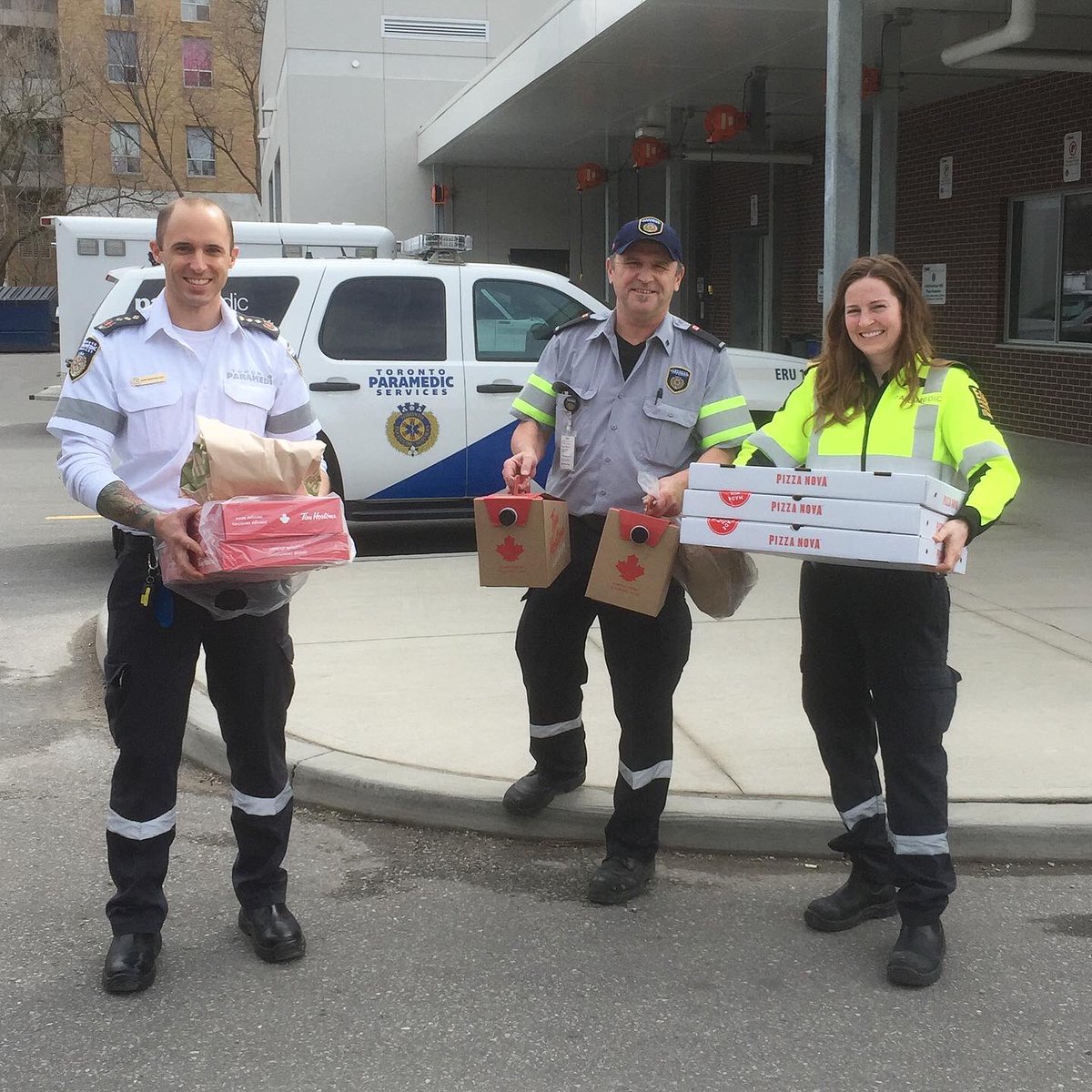 JeeYunTV's tweet photo. Love this. Bruna &amp; Cristina put up signs across the street from an EMS station. The ladies also bought pizza, coffee &amp; donuts for the paramedics. Bravo ladies👏🏻 Let’s keep showing love &amp; support to our healthcare heroes #Wereallinthistogether #HealthcareHeroes #StayHomeSaveLives https://t.co/nsRah8Ykwv