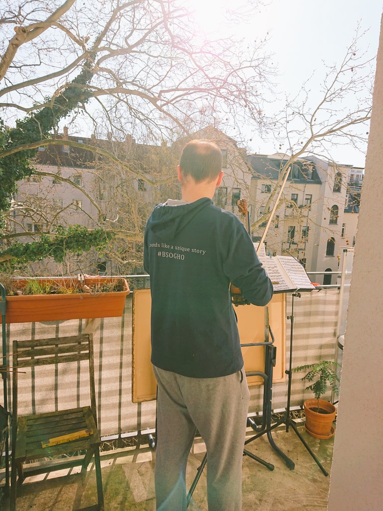 shortblckcoffee's tweet photo. Our balcony concert no. 2! β€οΈ
#balconyconcert #violinduets #leipzig @Gewandhaus @mdrorchesterfr1 https://t.co/NW8n861TAr