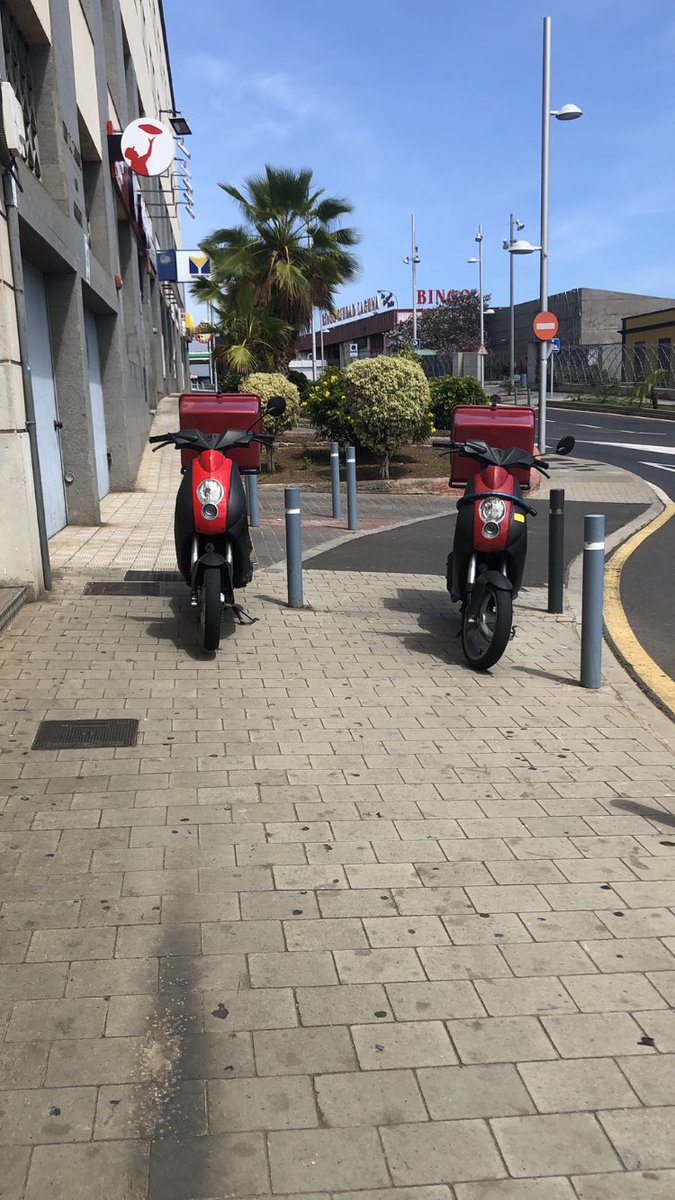 ErNecio822's tweet photo. Que estemos en cuarentena no significa que pueden aparcar donde quieran tienen un carga descarga a 20 metros y prefieren aparcar a pie de local en la acera aveces hasta 5 motos Telepizza de taco - tenerife @telepizza_es https://t.co/aT0s1PkN8w