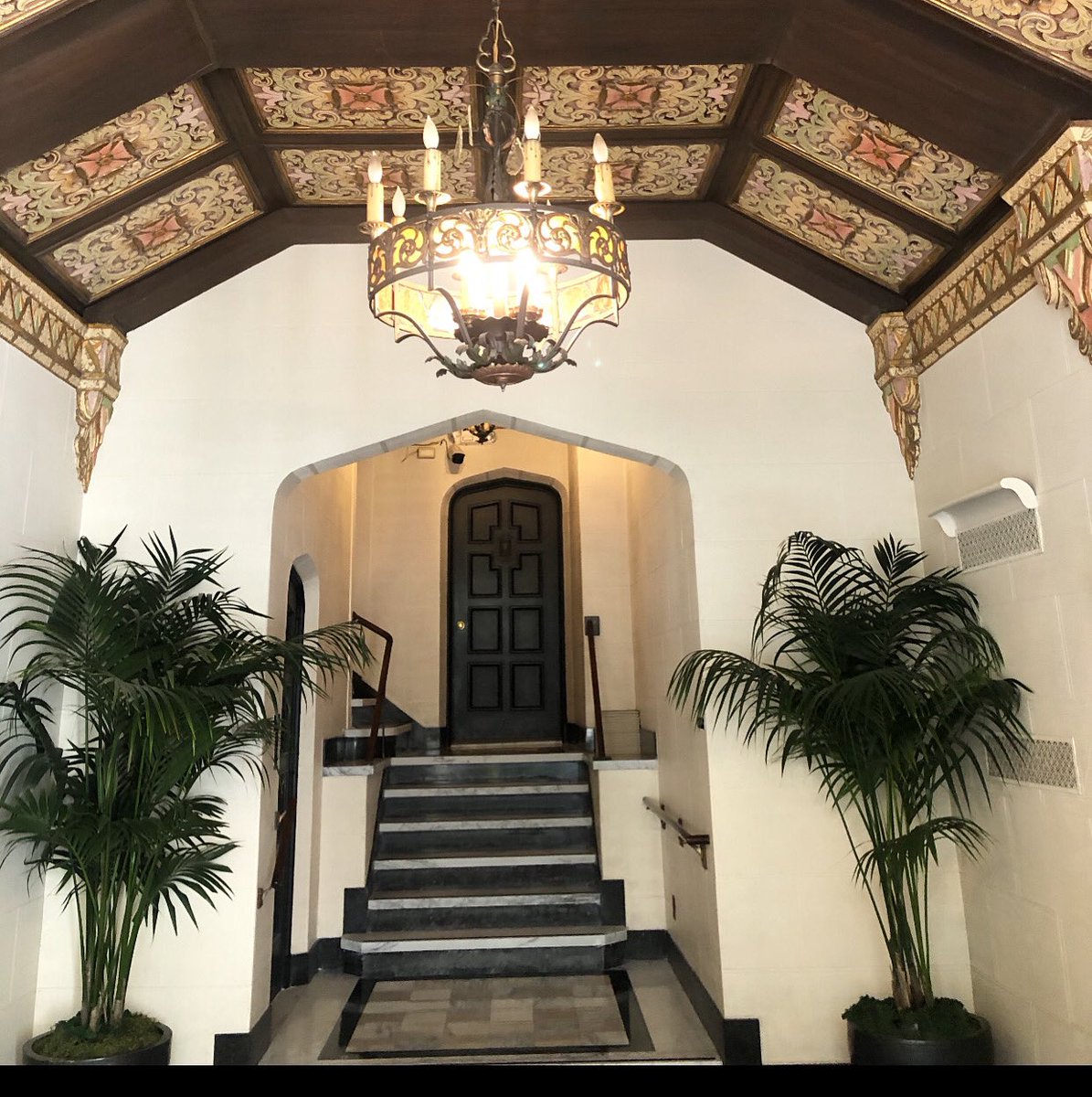 ErikaAmeri's tweet photo. Old world charm in Pacific Heights… a special lifestyle! ✨
#sanfrancisco #sanfran #pacificheights #architecture #interiordesign #entrance #luxuryhome #estate #erikaameri #homestyle https://t.co/S1UtrRToUy