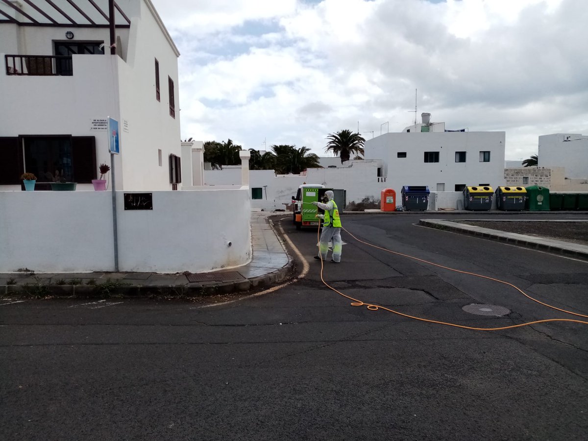 RENCanarias's tweet photo. Seguimos realizando labores de #desinfección en distintos puntos del municipio de #Haria. #COVID19 #QuedateEnCasa #EsteVirusLoParamosUnidos https://t.co/HtnPh68QTj