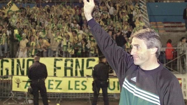 RomainGaudin's tweet photo. Quand, après un match insipide, au coeur d’une saison inutile, tu te demandes ce qui a bien pu te faire aimer ce club, Raynald Denoueix est, pour toute notre génération, la réponse.
20 ans après, il initie encore un mouvement collectif, qui termine à 21h : https://t.co/4YZGyReLOe https://t.co/LWbrxfOd2B
