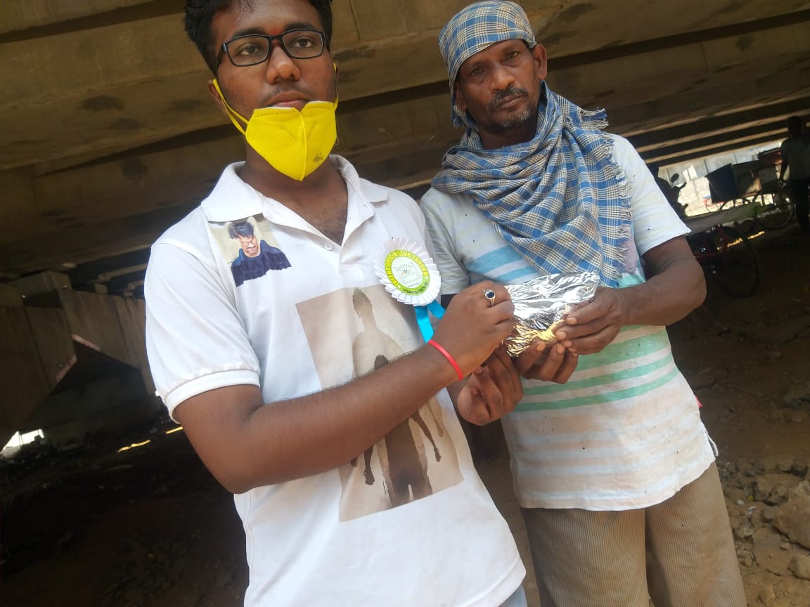 Hemanth83419's tweet photo. #vizag #Prabhas20 #donatingfood #Donated @iam__kishore @PrabhasFanArmy @ivdSAAHO @pubzudarlingye @PrabhasfanSue @shyamMSDian07 @AKHILPRABHAS18 @Prabhas_Team @only_prabhasfan @NizamPrabhasFC @AndhraPrabhasFC @DpsPrabhas @fanofPrabha @ombramaifu6 @devikadevu72 @deepuzoomout https://t.co/r5kHwaulIx