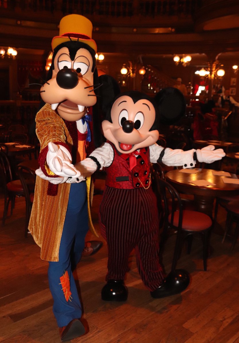 360DegreesofDis's tweet photo. Pals hanging out in the #LuckyNuggetSaloon! #MickeyMouse #Goofy #DLP #DisneylandParis #Frontierland #TeaTime #DisneyFrontier #ミッキーマウス #グーフィー https://t.co/GiLvvyS9ls
