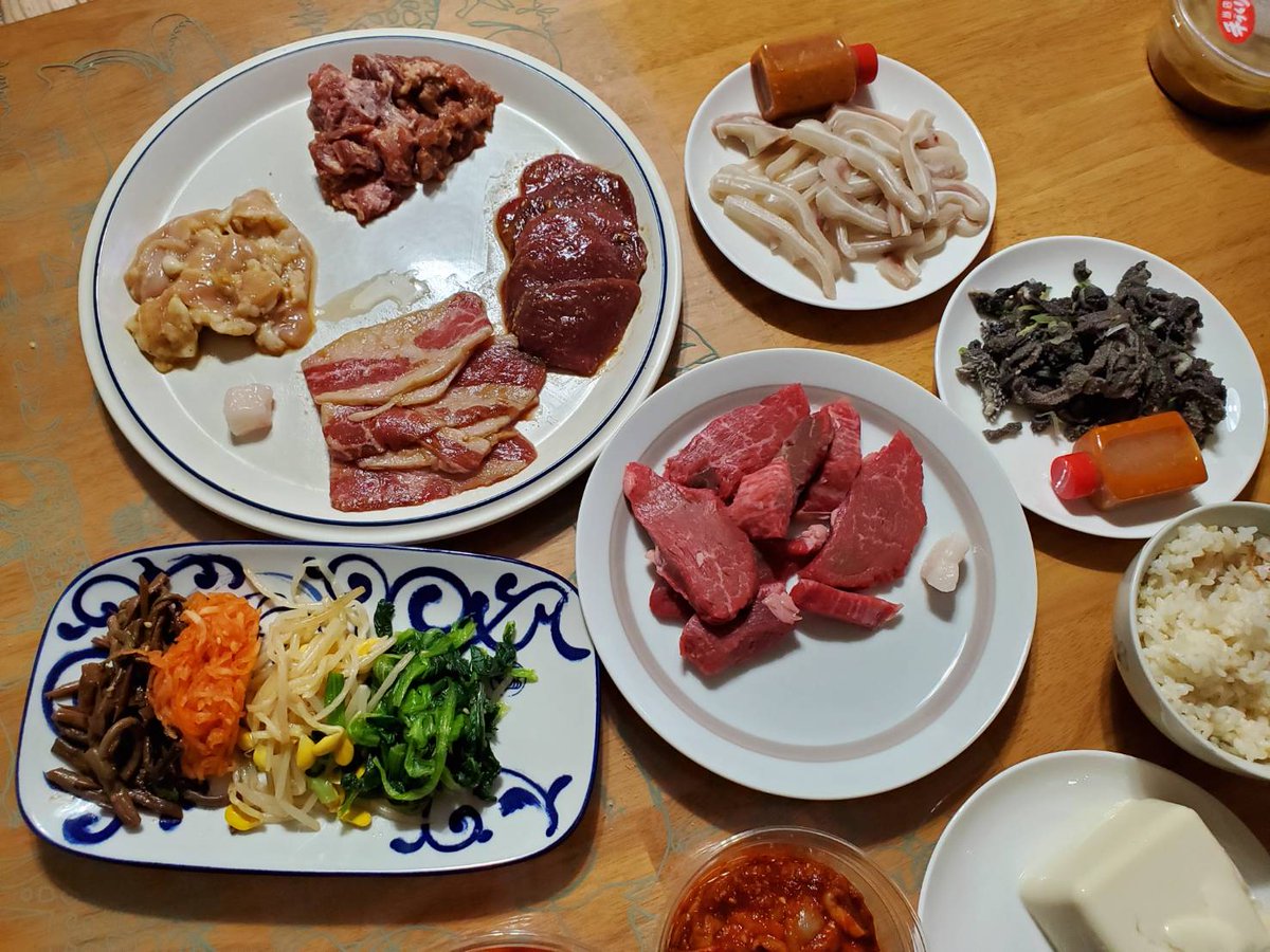 eone_official's tweet photo. e-oneのスポーツ担当岡村です
外出自粛で自宅で食事をされている方が多いかと思いますが、僕は好きなスポーツが焼肉なので家でもたまには美味しいお肉が食べたくなってしまいます…
今日はお隣さんから勧められた��高井戸のお肉屋さんに買い物に行って家焼肉！
久しぶりのスポーツサイコー！
#スポーツ https://t.co/YgzJSy5XEr