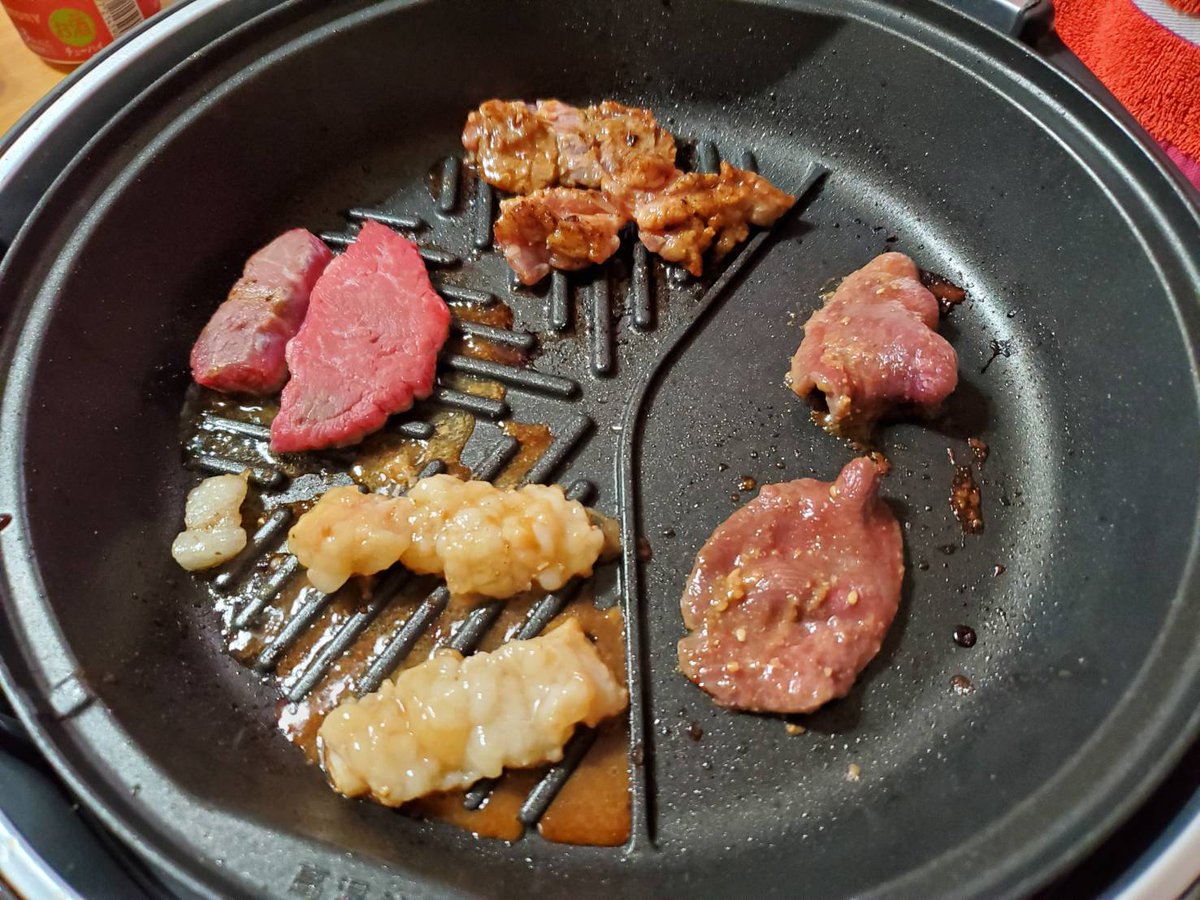 eone_official's tweet photo. e-oneのスポーツ担当岡村です
外出自粛で自宅で食事をされている方が多いかと思いますが、僕は好きなスポーツが焼肉なので家でもたまには美味しいお肉が食べたくなってしまいます…
今日はお隣さんから勧められた��高井戸のお肉屋さんに買い物に行って家焼肉！
久しぶりのスポーツサイコー！
#スポーツ https://t.co/YgzJSy5XEr