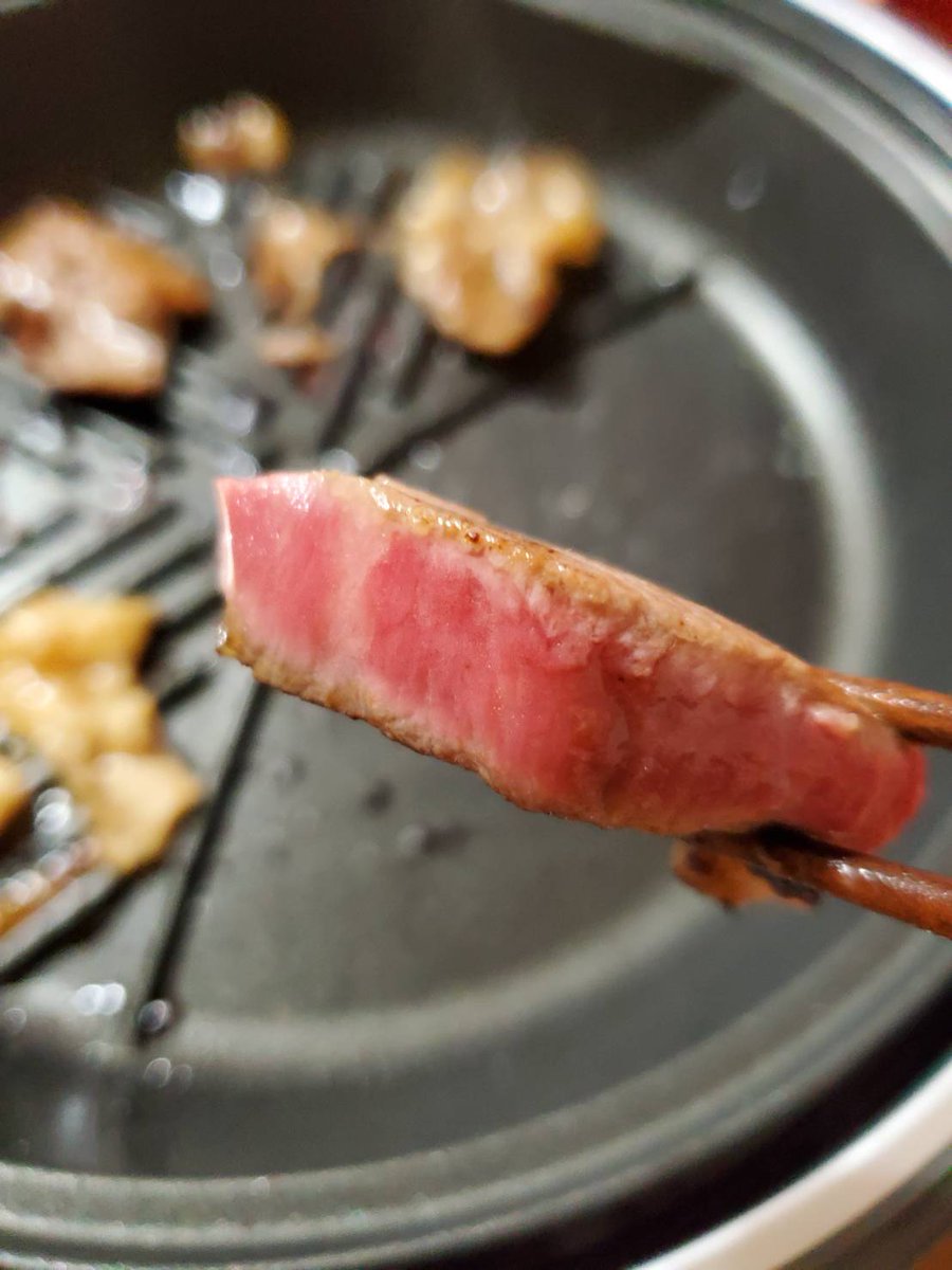 eone_official's tweet photo. e-oneのスポーツ担当岡村です
外出自粛で自宅で食事をされている方が多いかと思いますが、僕は好きなスポーツが焼肉なので家でもたまには美味しいお肉が食べたくなってしまいます…
今日はお隣さんから勧められた��高井戸のお肉屋さんに買い物に行って家焼肉！
久しぶりのスポーツサイコー！
#スポーツ https://t.co/YgzJSy5XEr