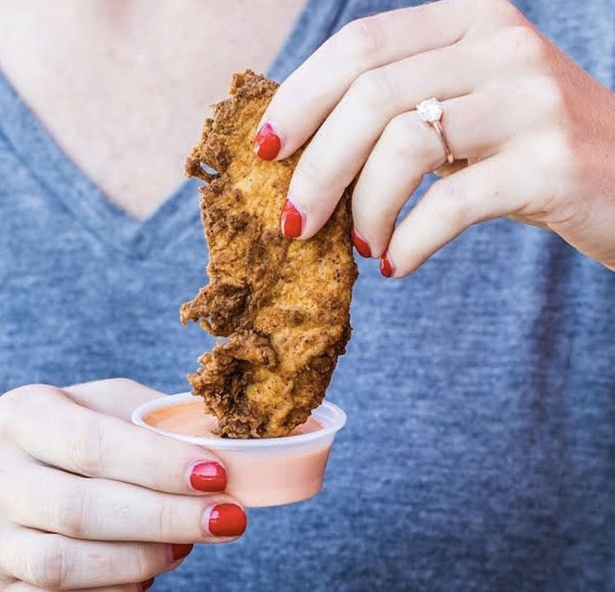 FlyriteChicken's tweet photo. One more reason to smile today: we still serve #chickenonsunday 🙌🏼 https://t.co/POxSFQk16T