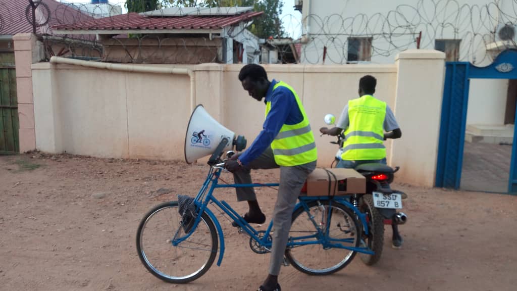 voicepost2019's tweet photo. Blue messenger bicycle hit the road at Gudele 2 and suk zande doing awareness. Well informed communities are less vulnerable. Sharing life-saving information on COVID19
#Informationisaid
@MTNSSD @Zain @FAOSouthSudan @IOMSouthSudan
@undpsouthsudan https://t.co/DnP6IJoGJZ