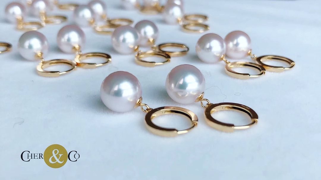 CherandCo's tweet photo. Simply elegance to go with any outfit and every day wear - Akoya pearls (8.5-9mm) and 18k gold earrings ❤️ 

DM @cherandco for the price or more details

 #pearljewellery #pearlearrings #akoyapearls #18kgold #staysafe https://t.co/Dz7hYcYH0s