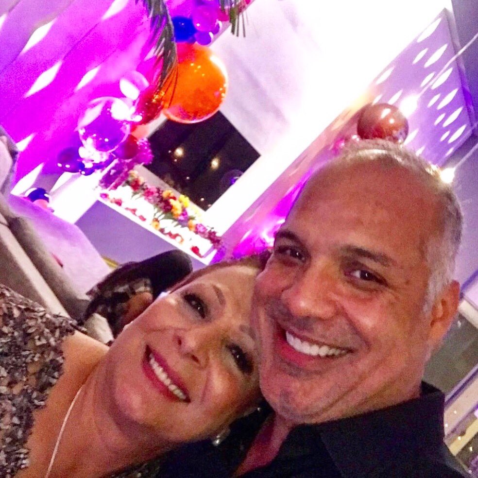 Feliz cumpleaños Mamá.. hoy celebraremos un poco distante, porque la situación nos obliga... pero en esta foto cómo  recuerdo que celebramos increíblemente el otro año será igual o mejor ❤️. #happybirthday Mom