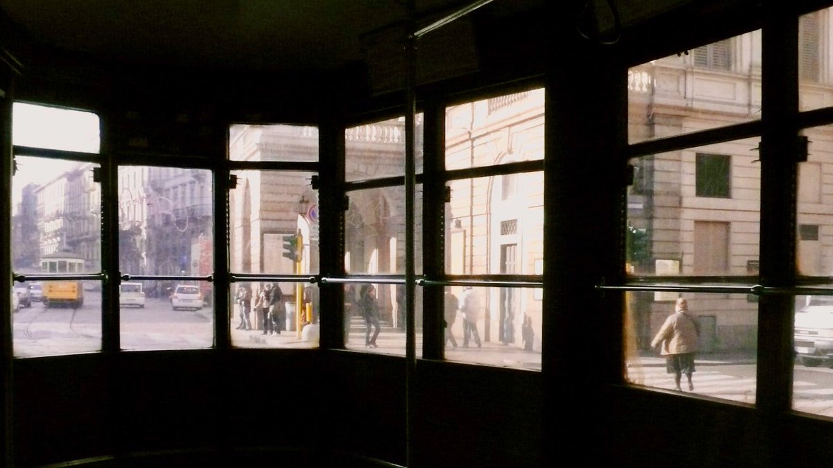 AndreasWiede's tweet photo. Milan ๐ฎ๐น in December 2007. Teatro alla Scala @teatroallascala seen through the rear platform windows of a vintage #Ventotto tram @atm_informa. #Andrร TuttoBene #DistantiMaUniti #PeterWitt #PastTrainTrips https://t.co/lNRiTk6qPV