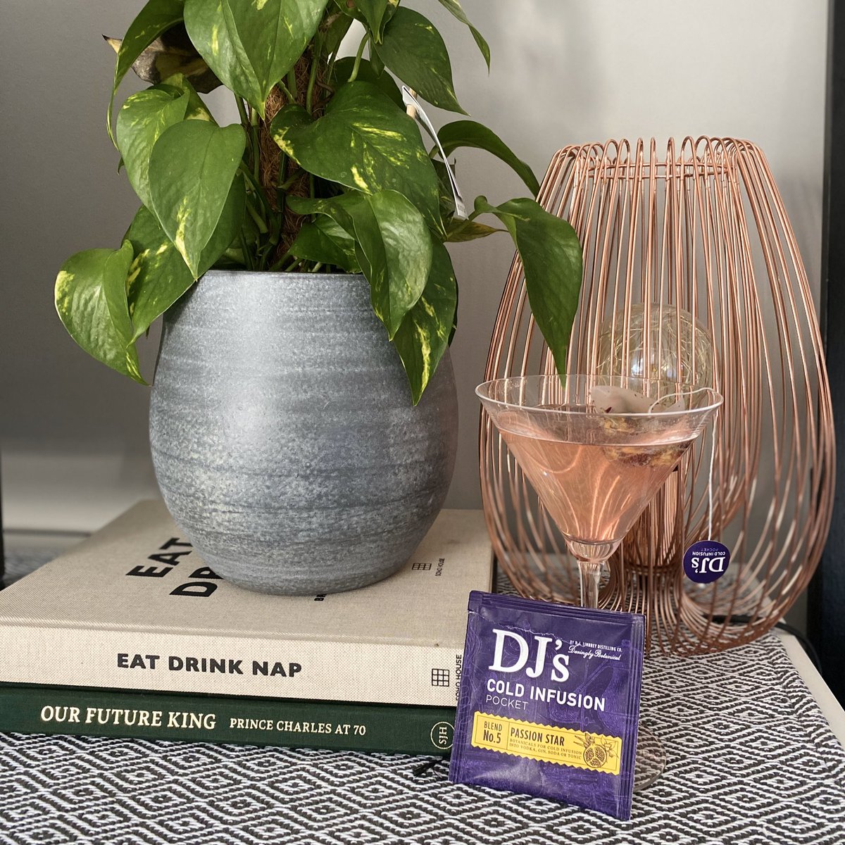 DJsColdInfusion's tweet photo. When the roast is in the oven and you can make a delicious cocktail in just 30 seconds. Yes please! 🍸 

#StayAtHome #stayhome #coldinfusions #homecocktails #cocktails https://t.co/WYINSTO2G4