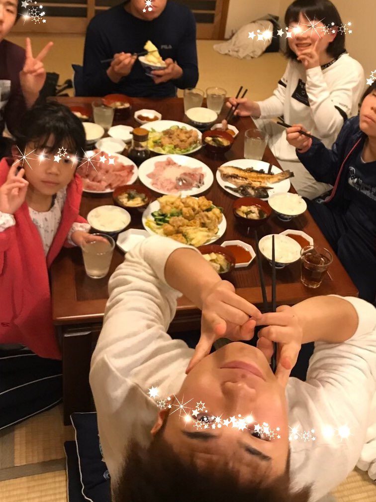 junkokawamura2's tweet photo. 先日のお休みは連休させてもらって家族総勢14人で白浜の別荘を借りてゆっくりさせていただきました❣️予想通りの雨☂️でしたが、姫や末っ子君が釣ったお魚をお兄ちゃんが捌く❗️というイベントがあったり、おじいちゃん・おばあちゃん、叔父・叔母・従兄弟揃って色んな子達のお祝い旅行ができるなんて💕 https://t.co/Gr9zZr1z4l