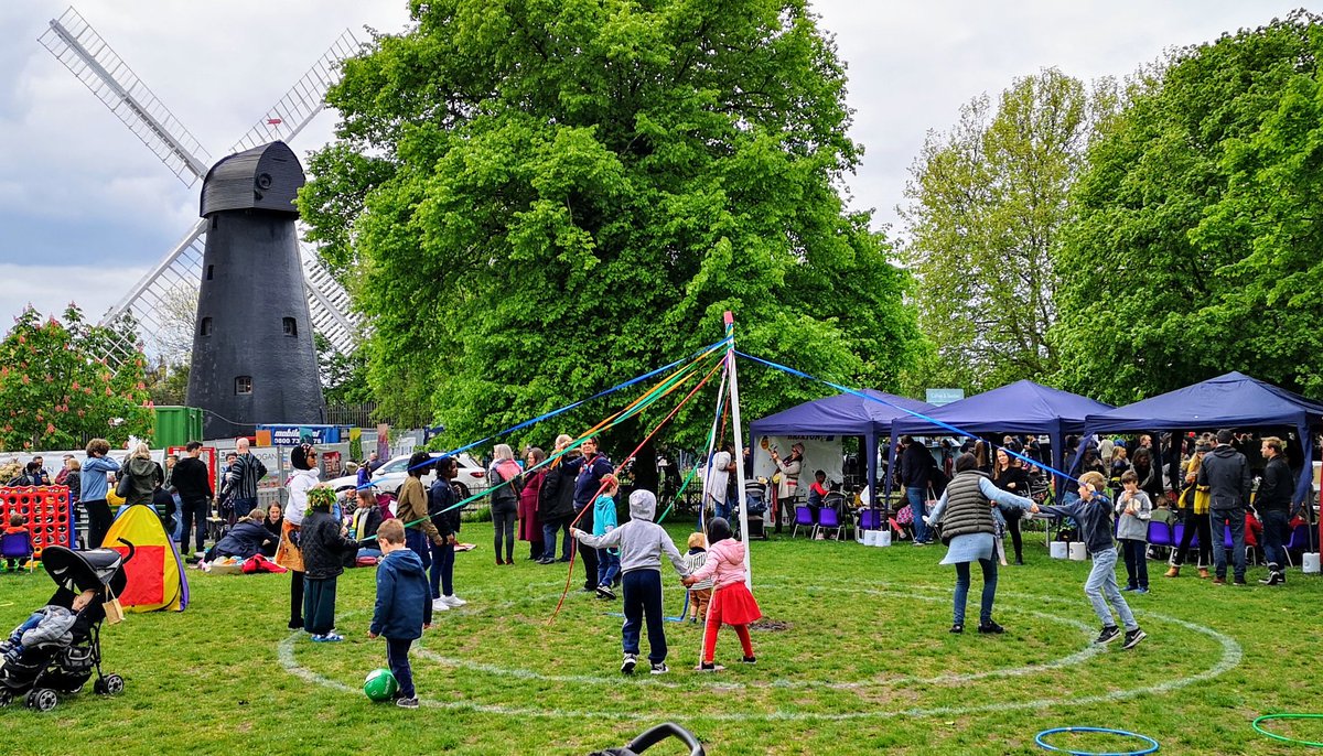 brixtonwindmill's tweet photo. From May last year, the mighty Lime trees stand watch over the path leading to the windmill.
To the side there is also a gorgeous Red Horse Chestnut planted by the Friends of Windmill Gardens when the windmill was reopened. 
#SpringAmongtheTrees @Haywardgallery #AmongtheTrees https://t.co/0fuFIzSXtg