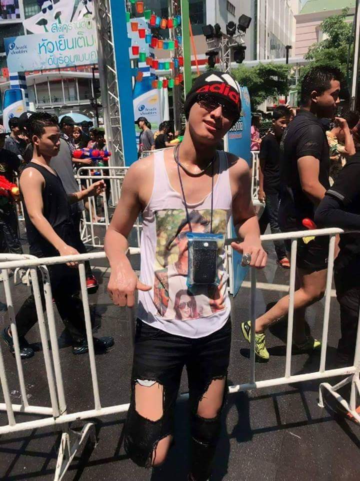 LoveZuBo1's tweet photo. သၾကၤန္မကစားရေတာ့လဲ မႏွစ္က သၾကၤန္ေလးအမွက္တရ https://t.co/dIEGShhNfy