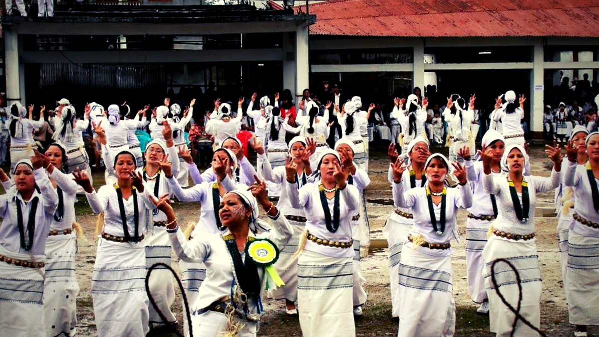 Since rice is the staple food of the Galo people this is considered a holy ritual that symbolizes social unity, purity and love. Women perform the elegant “Popir” dance, positioning themselves in a circular queue. 4/6