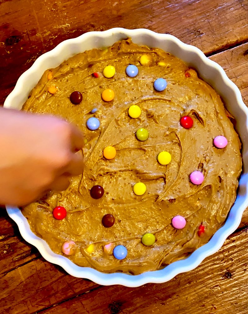 TeVailima's tweet photo. No podemos dejar de hornear ni un solo día... Hoy cookie gigante con @Lacasitos https://t.co/9ExRvJozlp