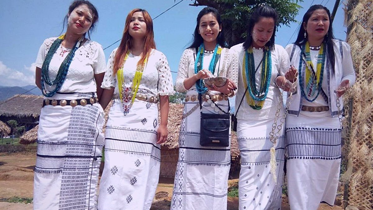 People adorn themselves in their traditional white-and-black costumes and colorful ornaments. They smear rice paste or “Ette “on each other’s face, and enjoy locally brewed rice-wine known as “Apong” in “Bamboo Chongas(Bamboo Cups)”. 3/6