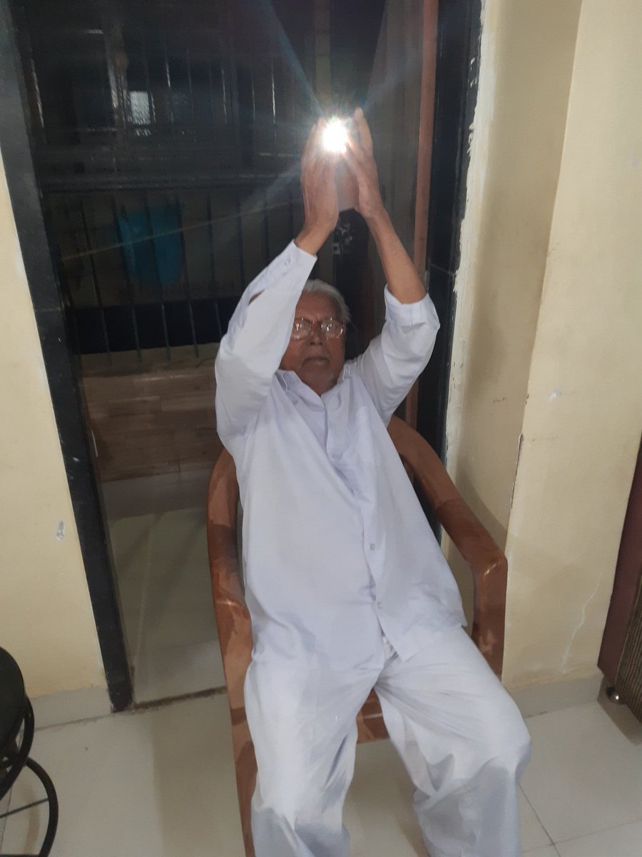 mayurkuk's tweet photo. #9बजे9मिनट 
@narendramodi https://t.co/FNQ1hYNgT6
