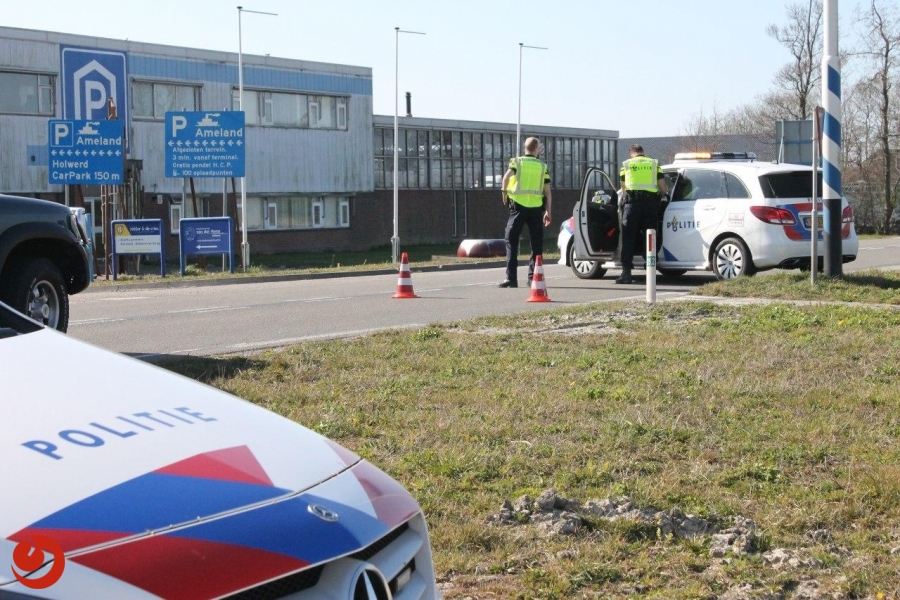 Pier Holwerd afgesloten door politie - HOLWERD – Vanwege drukte op de pier besloot de politie zondagmiddag om de pier af te sluiten voor recreanten. Er trokken te veel... -..