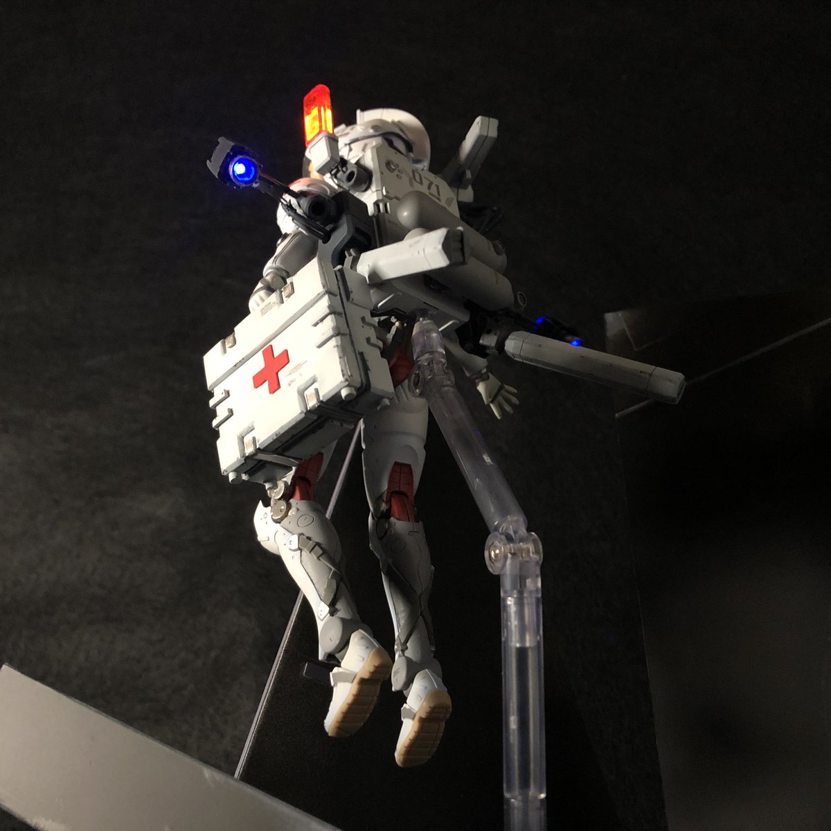 naga_srx's tweet photo. #LUDENS
#ルーデンス
装甲宇宙服を着込んだ救急救命医、完成。その1

「、、ツピ、ザー、、要救助者は現在地から2時方向30m。爆発と崩落の障害物が多い。気をつけて！」
「了解。2時方向にレスキューのライトが見える。」
スラスターをひとふかし。ロールしながら浮遊する鋼材をすり抜ける。 https://t.co/28Bw0dXvpo