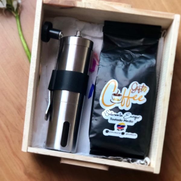 GiftCoffee1's tweet photo. Que la #CuarentenaNacional no te limite para disfrutar de un ☕️ recién molido!  #hazloencasa con este espectacular combo👌Molino de café + bolsa de café en grano 240gr o 480gr #amantesdelcafe https://t.co/WpJWO0VoYu