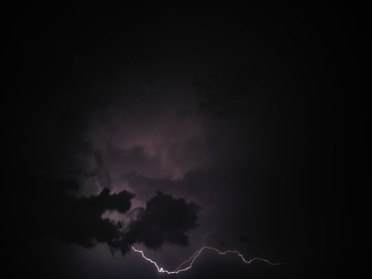 srisharaan's tweet photo. When the lightning peeks out to light the peaks out
@IndiaPOCO @PocophoneGlobal #shotonpoco #x2 #mobilephotography #photography https://t.co/XjSRaB9iCe