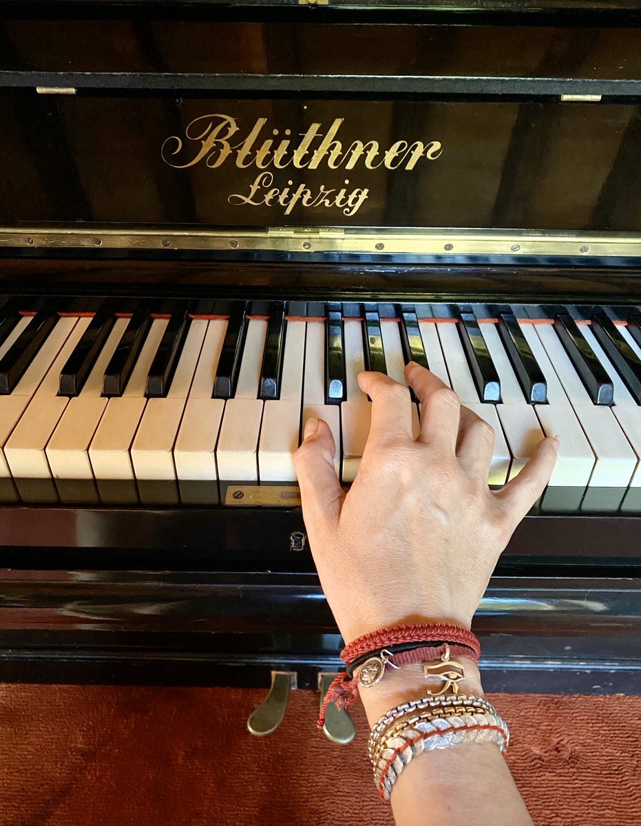 MiEpocaBlanca's tweet image. Uno de mis más preciados tesoros 🎹
En mi familia desde 1943. 🎶🎼🎶
#Blüthner #Leipzig #MadeInGermany #PianistFamily #Cuarentena #MusicIsLife #MusicIsMedicine #LAVATELASMANOS #notetoqueslacara #QuedateEnCasa