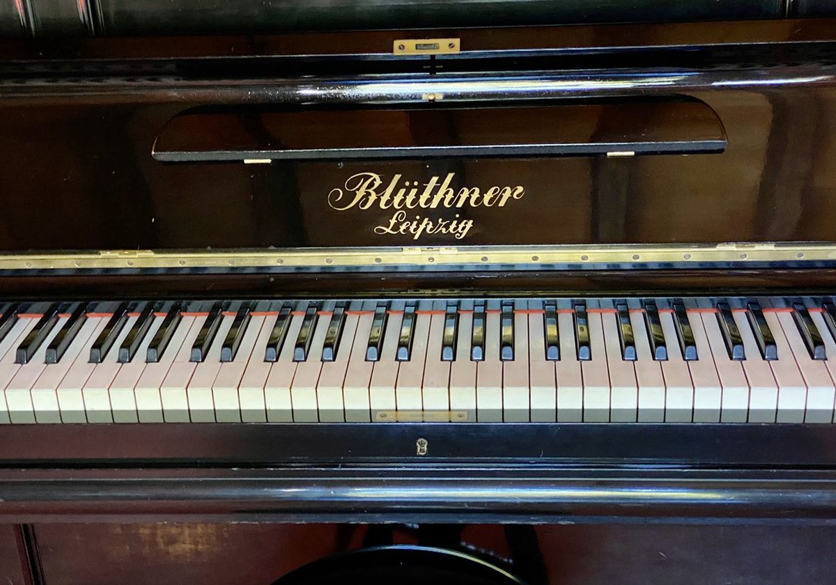 MiEpocaBlanca's tweet image. Uno de mis más preciados tesoros 🎹
En mi familia desde 1943. 🎶🎼🎶
#Blüthner #Leipzig #MadeInGermany #PianistFamily #Cuarentena #MusicIsLife #MusicIsMedicine #LAVATELASMANOS #notetoqueslacara #QuedateEnCasa