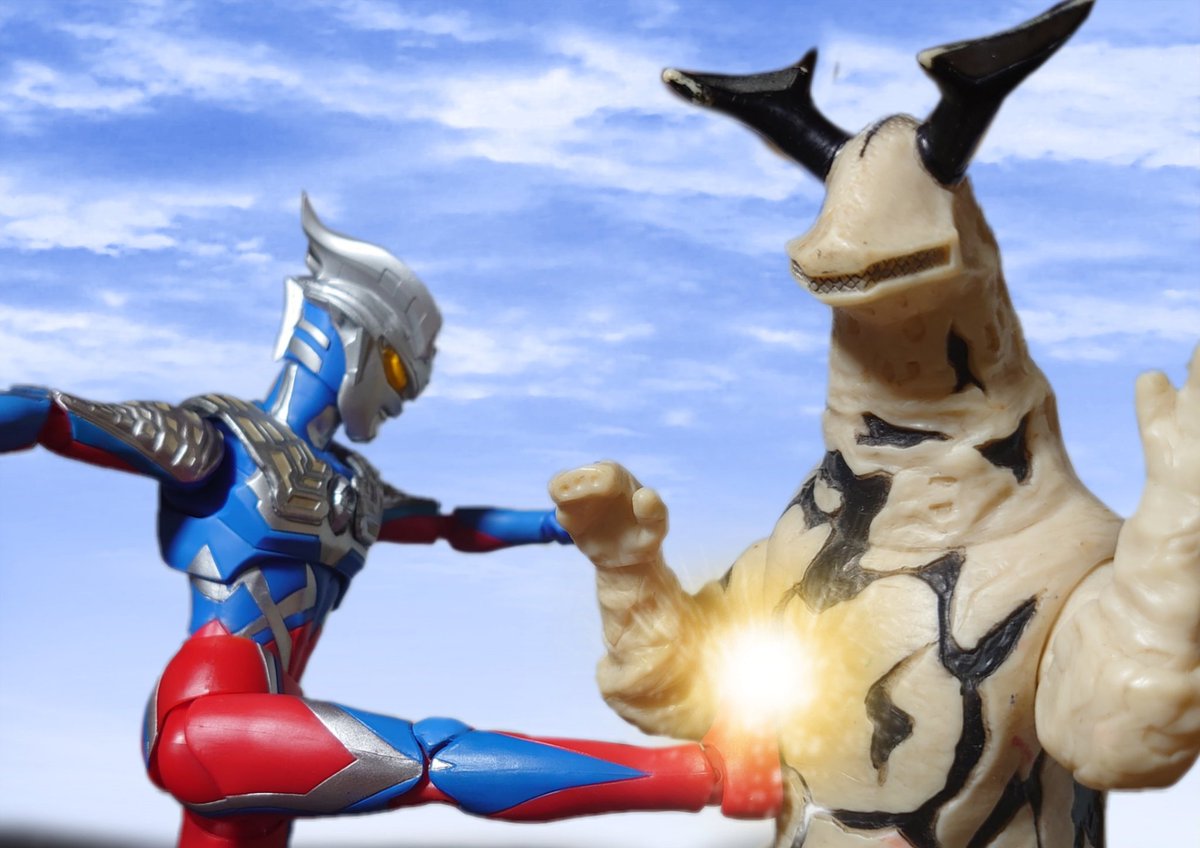 ゆうキドラ Wiiの 大怪獣バトル ウルトラコロシアムdx でエメリウムスラッシュの発射前にゼロがラッシュする演出好きなんですよ 1 2