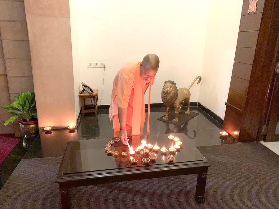 myogiadityanath's tweet photo. आदरणीय प्रधानमंत्री श्री @narendramodi जी के आज 5 अप्रैल के 9 बजे, 9 मिनट के आह्वान के समर्थन में 130 करोड़ देशवासियों की महाशक्ति और उनके महासंकल्प के साथ.... #9pm9minute https://t.co/y6o8l777fe