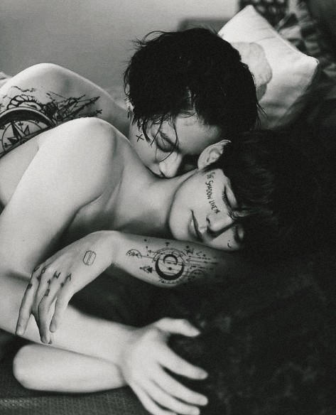 taehybelvedere's tweet photo. "Se não for agora, te espero lá fora, então deixe-me ir
Um dia te encontro nessas suas voltas
Minha mente é mó confusão
Solta a minha mão, que eu sei que cê volta." ⚓🖤
#ss #SeductiveSunday #SeductiveSundayHHSM https://t.co/egJcSAFwxI