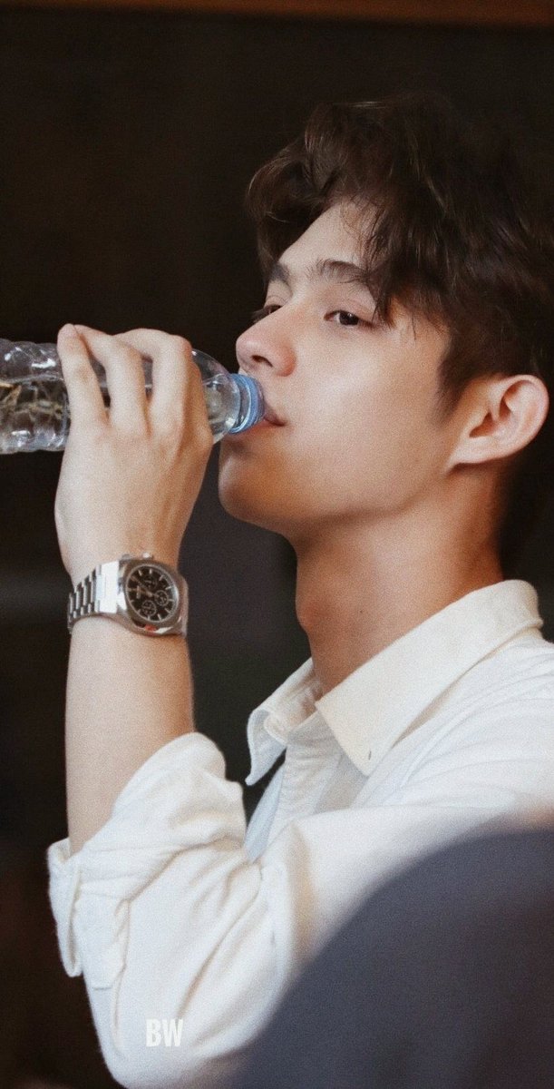 how could someone drink water become so attractive like this??