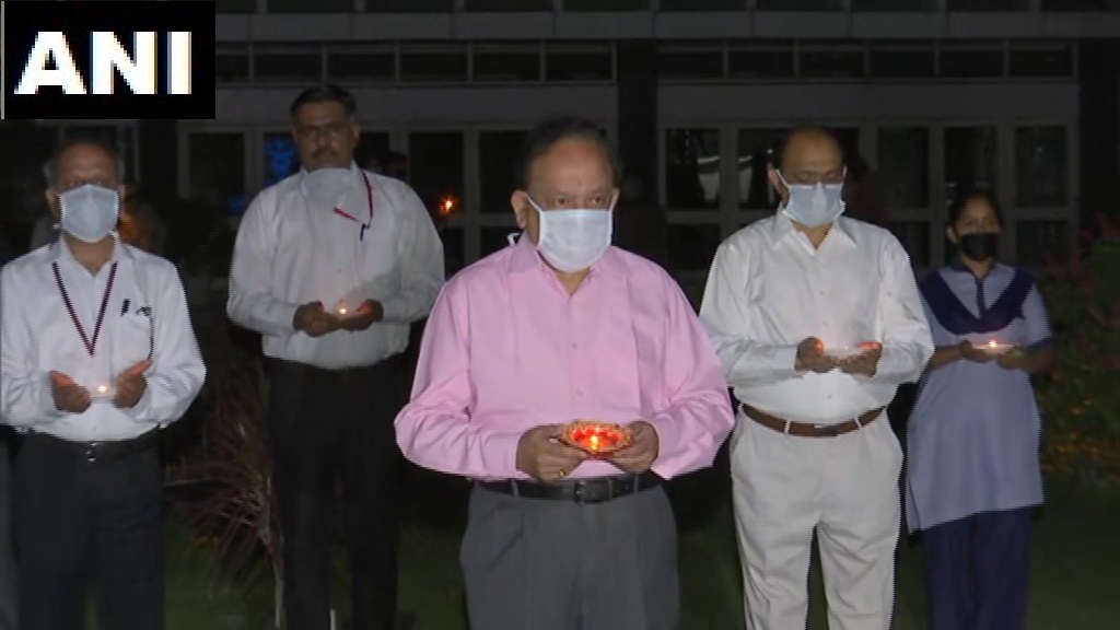 ANI's tweet photo. Delhi: Health Minister Dr Harsh Vardhan lights an earthen lamp, to show support for the call by PM Modi to switch off all lights of houses today at 9 PM for 9 minutes&amp;just light candles, 'diyas' or mobile's flashlight, to mark the fight against #Coronavirus. https://t.co/4QhZVogrq5