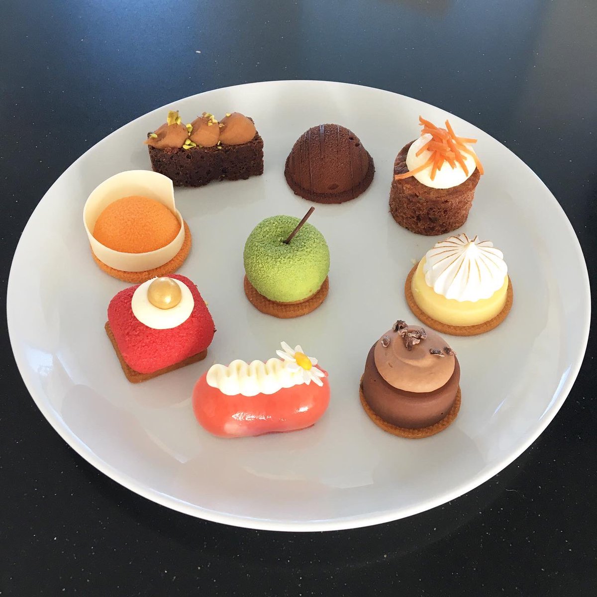 View_points's tweet image. Een lekker proeverijtje van patisserie Holysweets zo op de zonnige zondagmiddag #taartjestijd