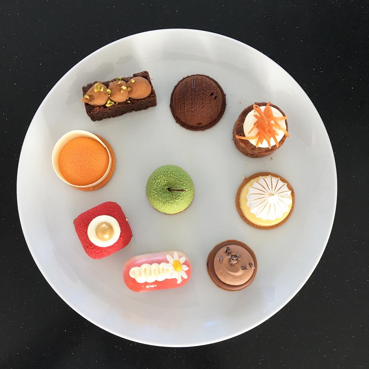 View_points's tweet image. Een lekker proeverijtje van patisserie Holysweets zo op de zonnige zondagmiddag #taartjestijd