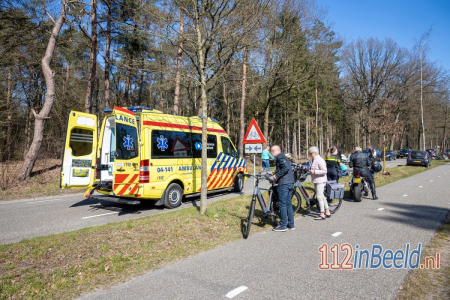 Motorrijdster gewond bij valpartij op Beerzerweg in #Ommen. 112 in Beeld.