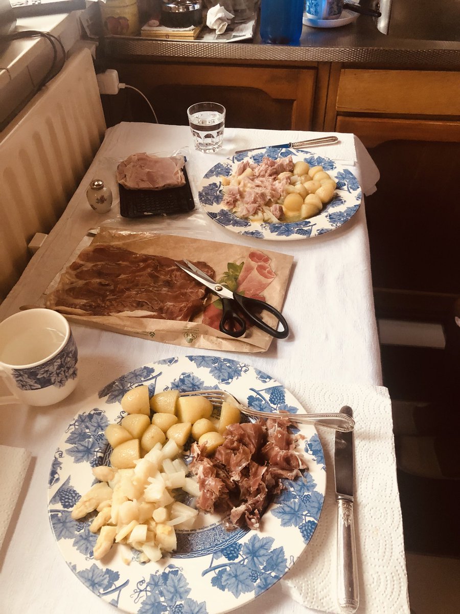 Hasan_Saritas's tweet photo. Vandaag super deluxe gegeten. Asperges / krieltjes van #Sluiter Fruitland en de ham bij #Waaijenborg. Allebei lokale ondernemers op de Bermweg Capelle a/d IJssel. @LeefbaarCapelle https://t.co/XaSUXztRwC