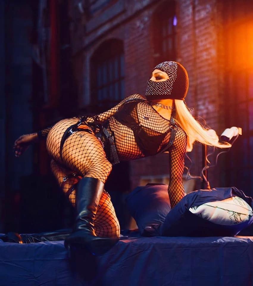 sales_dias15's tweet photo. ¡Casi 8 millones! No seas #Timida  y mira el video @pabllovittar y @thalia 💋💃😊 Disponible en las mejores plataformas digitales! 🎶 #timidamusicvideo https://t.co/VGPKz309t1 https://t.co/jseK2QkNX8